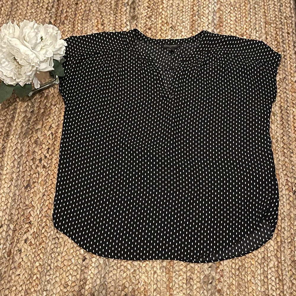 Banana Republic classic black and white print